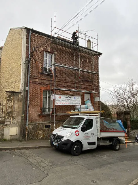 Camion LD Couvreur sur un chantier à Cachan