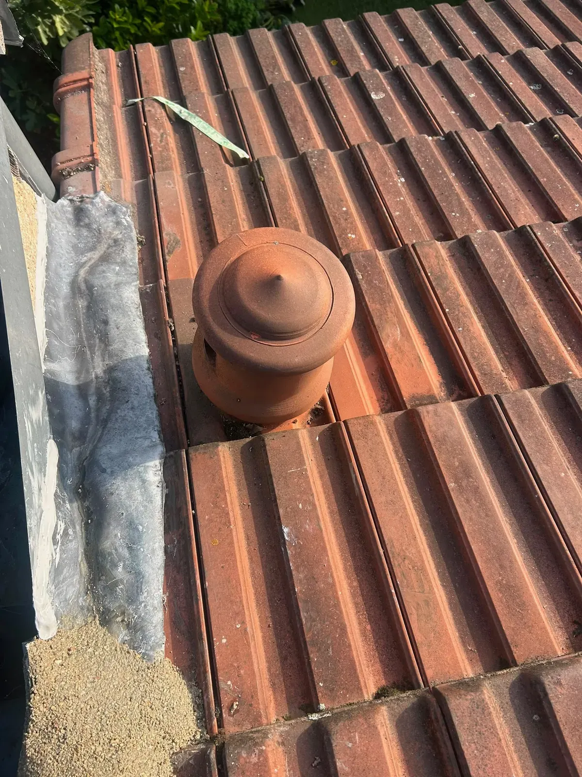 Chatière en terre cuite assurant la ventilation sous les tuiles d'une toiture à Villejuif