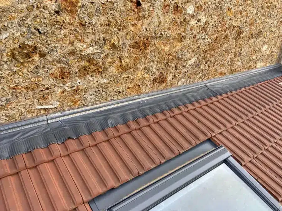 Chéneau encastré avec bavette zinc et raccord meulière — chantier LD Couvreur 94