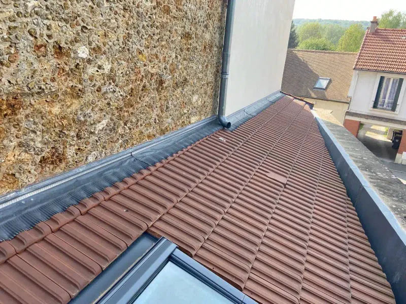 Chéneau zinc fraîchement posé entre tuiles et pignon meulière — LD Couvreur 94