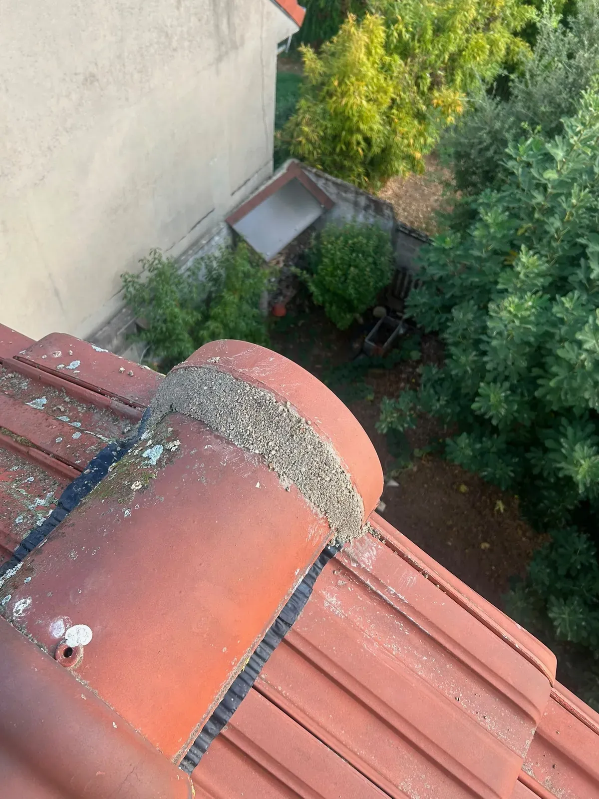 About de faîtage repris au mortier sur une toiture en tuiles mécaniques à Villejuif