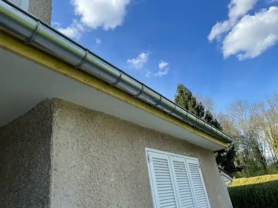 Gouttière demi-ronde fraîchement posée sur un pavillon — LD Couvreur Val-de-Marne