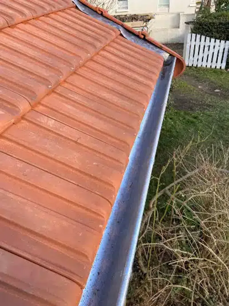 Gouttière en zinc en bordure d’une toiture en tuiles — LD Couvreur Val-de-Marne