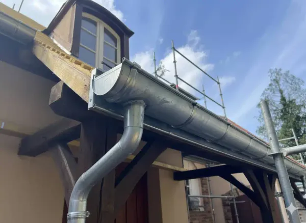 Gros plan sur gouttières en zinc — LD Couvreur Val-de-Marne