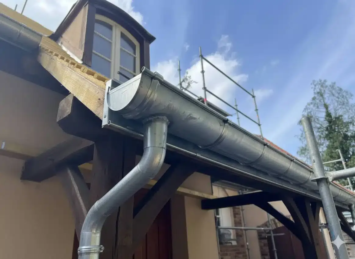 Gros plan sur gouttières en zinc — LD Couvreur Val-de-Marne