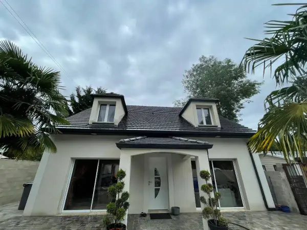 Maison avec toiture en ardoises rénovée par LD Couvreur