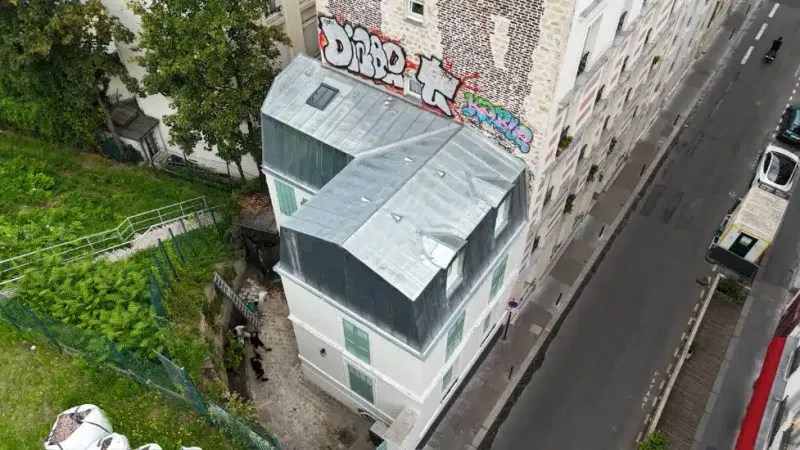 Nouvelle toiture en zinc posée par LD Couvreur sur un immeuble du Val-de-Marne