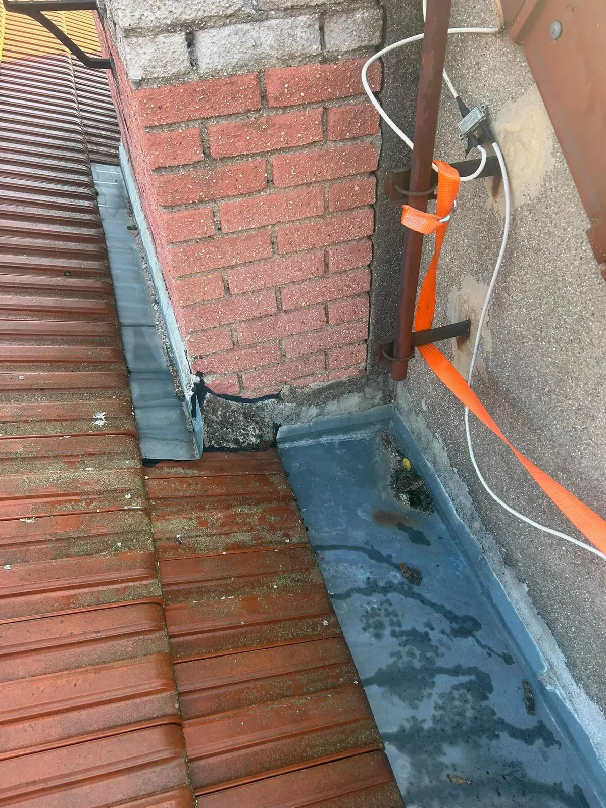 Relevé d'étanchéité repris au pied d'une souche de cheminée donnant sur une partie plate à Villejuif