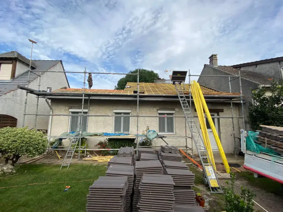 Rénovation complète de toiture avec tuiles neuves stockées sur le chantier — LD Couvreur 94