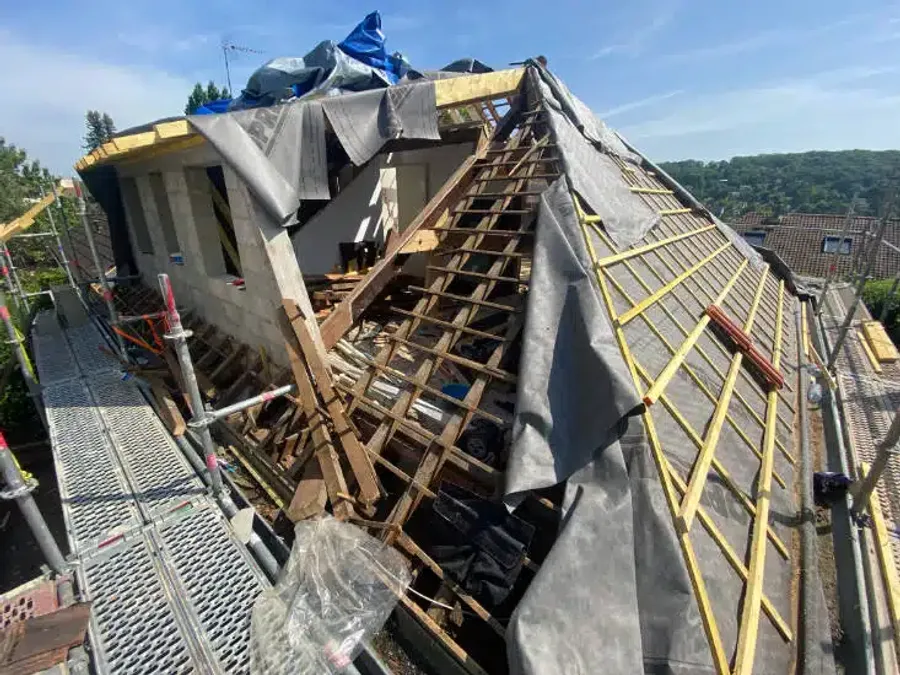 Remplacement total de toiture — charpente apparente lors d’un chantier LD Couvreur dans le 94