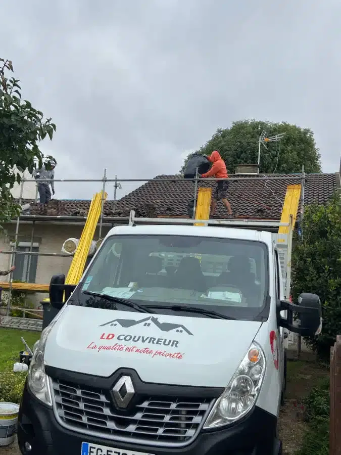 Chantier de rénovation de toiture en cours — camion LD Couvreur sur place