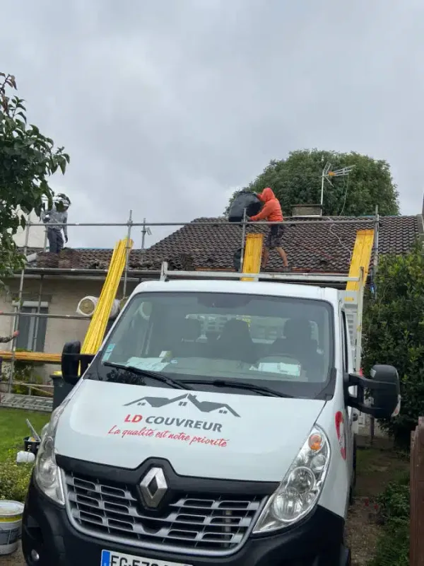 Camion LD Couvreur sur un chantier de toiture dans le Val-de-Marne