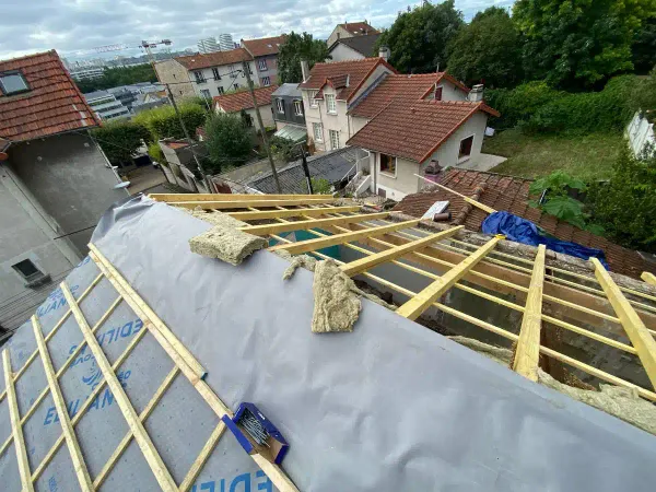 Rénovation de toiture en cours — charpente et écran sous-toiture sur pavillon LD Couvreur 94