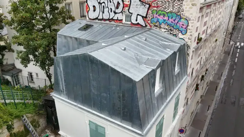 Toiture en zinc rénovée par LD Couvreur sur un immeuble du Val-de-Marne — vue drone