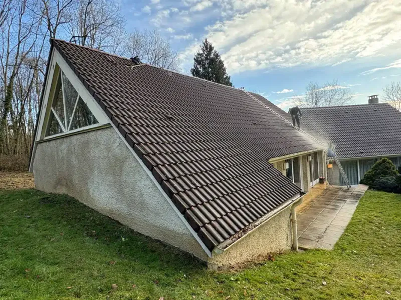 Toiture en tuiles d’un pavillon à traiter contre les mousses — LD Couvreur