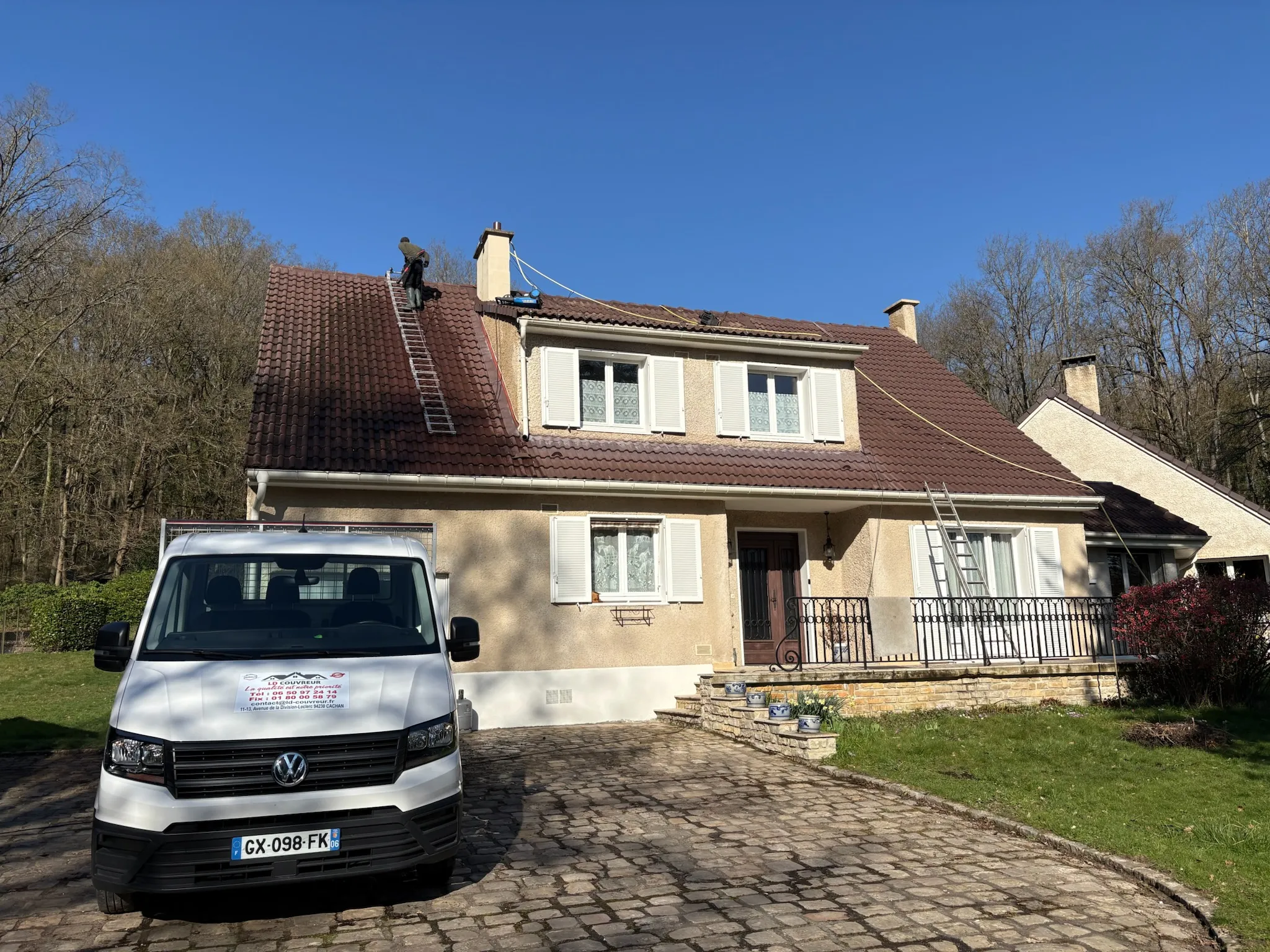 Pavillon avec toiture entièrement rénovée par LD Couvreur dans le Val-de-Marne, camion sur place