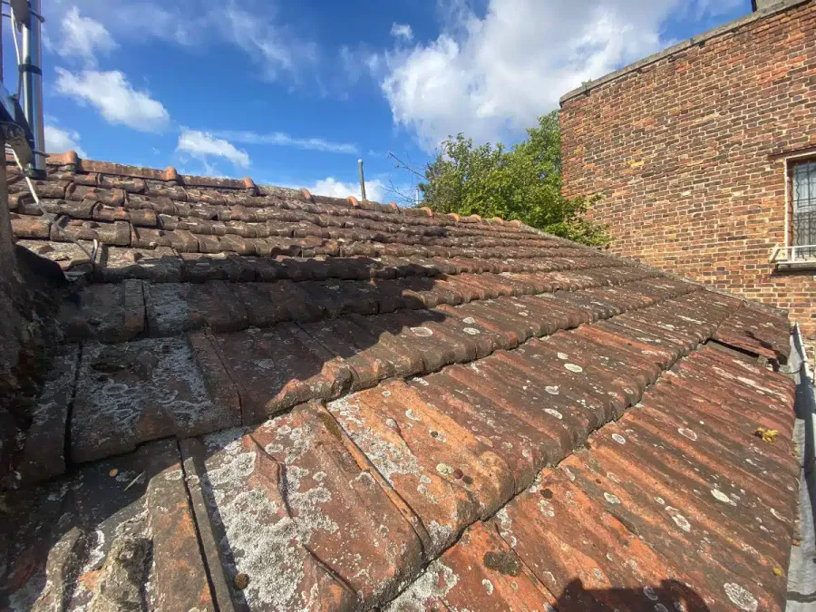 Toiture ancienne en tuiles plates avant intervention — chantier LD Couvreur Val-de-Marne