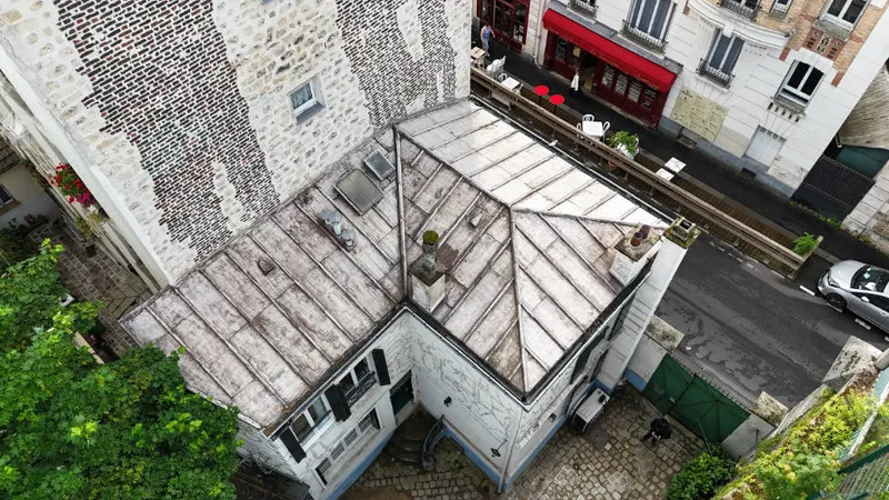 Toiture en zinc à joints debout d'un immeuble parisien — vue drone par LD Couvreur 94