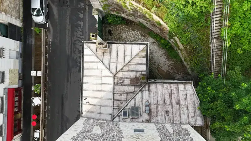 Vue aérienne plongeante d'une toiture en zinc — LD Couvreur 94