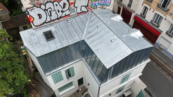 Toiture en zinc — chantier LD Couvreur dans le Val-de-Marne (vue drone)