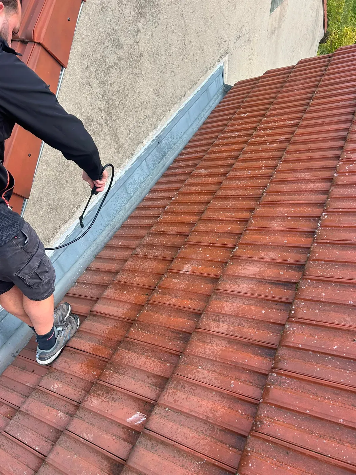 Pulvérisation du traitement fongicide et hydrofuge Dalep 2100 sur les tuiles d'une maison à Villejuif