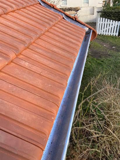 Une réparation effectuée à Fresnes sur un pavillon dont les tuiles avaient été abîmées. LD Couvreur