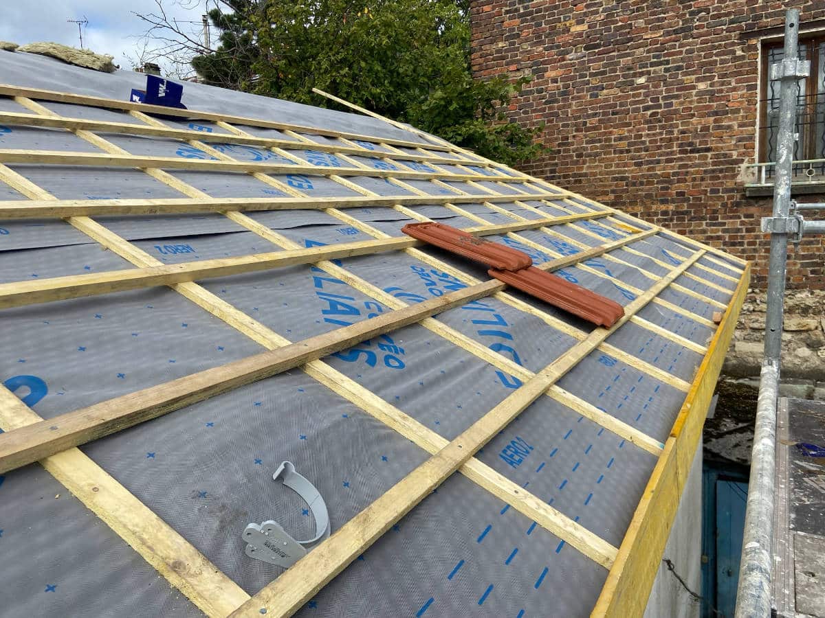 Gros plan sur  l'installation d'un écran sous toiture, de manière à améliorer l'isolation du toit, par LD Couvreur