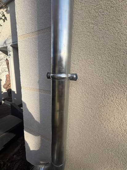 Gros plan sur une gouttière posée à la verticale.