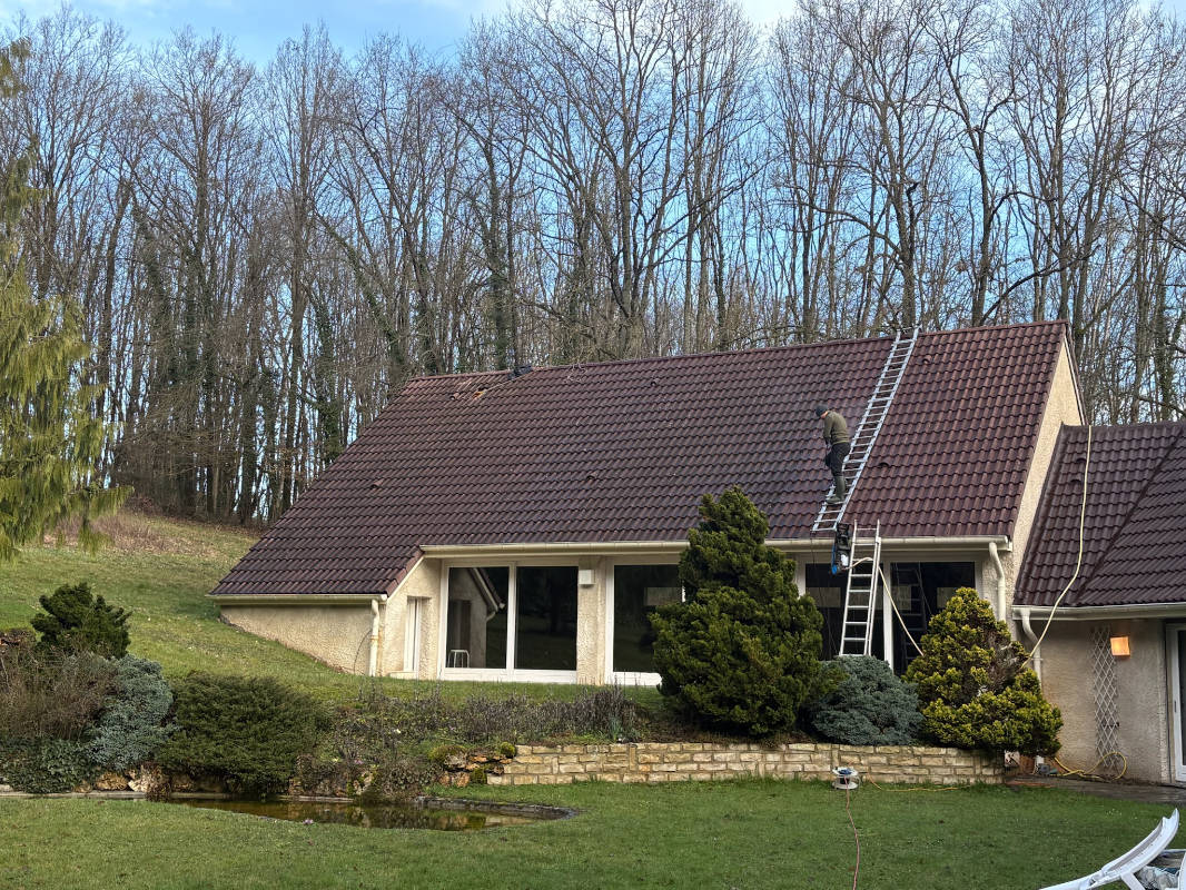 Gros plan sur un nettoyage de toiture au moyen d'un karcher à Cachan dans le val de de marne